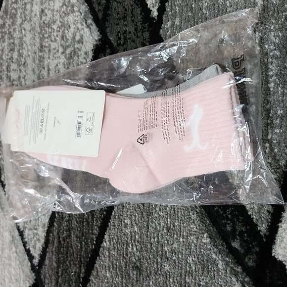 VS PINK DOG LOGO SET-OF-2 GRAY & PINK QUARTER CREW SOCKS - Picture 4 of 8